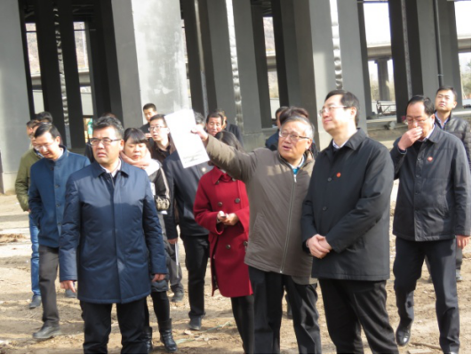 省委常委、西宁市委书记王晓在青海yl7703永利集团总公司党委书记、总经理王玉辉陪同下，深入青海物产朝阳物流园区。